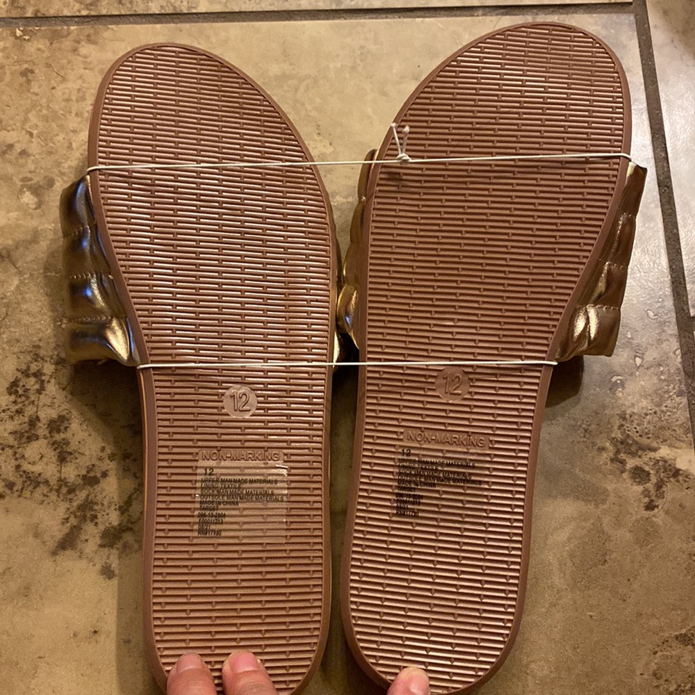 (161) NWT Women’s Gold Slides by Shade & Shore. Size 12 - Picture 9 of 10
